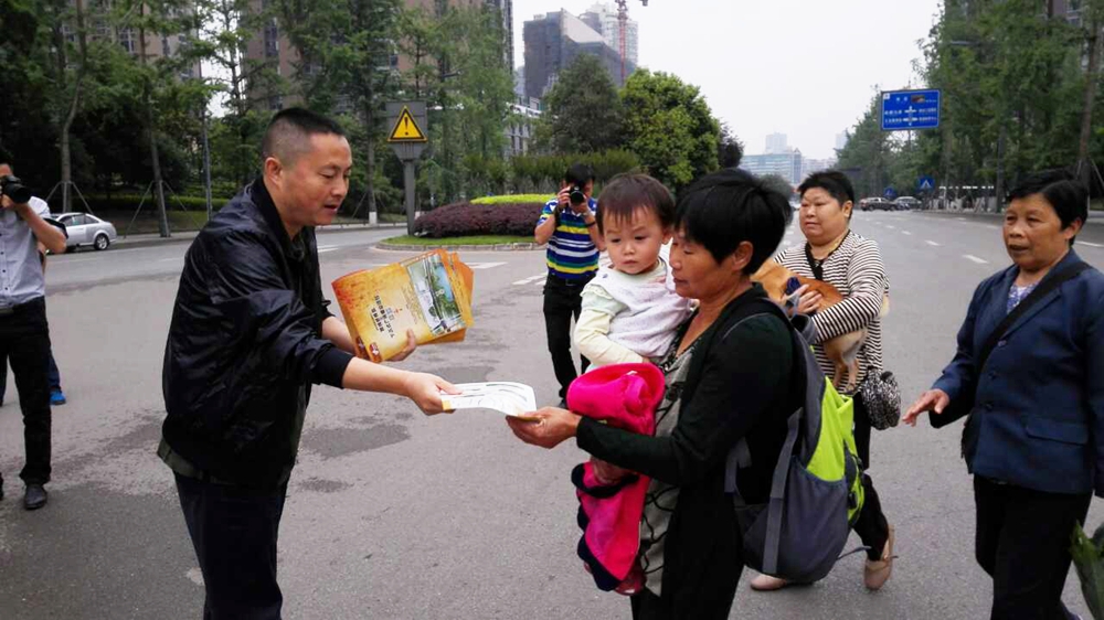 工作人员现场为市民讲解打围施工，得到市民们的理解与支持