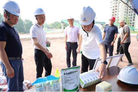市总工会党组书记、常务副主席陈鹏一行前往板仓大道沙坪段道路工程项目慰问一线工人